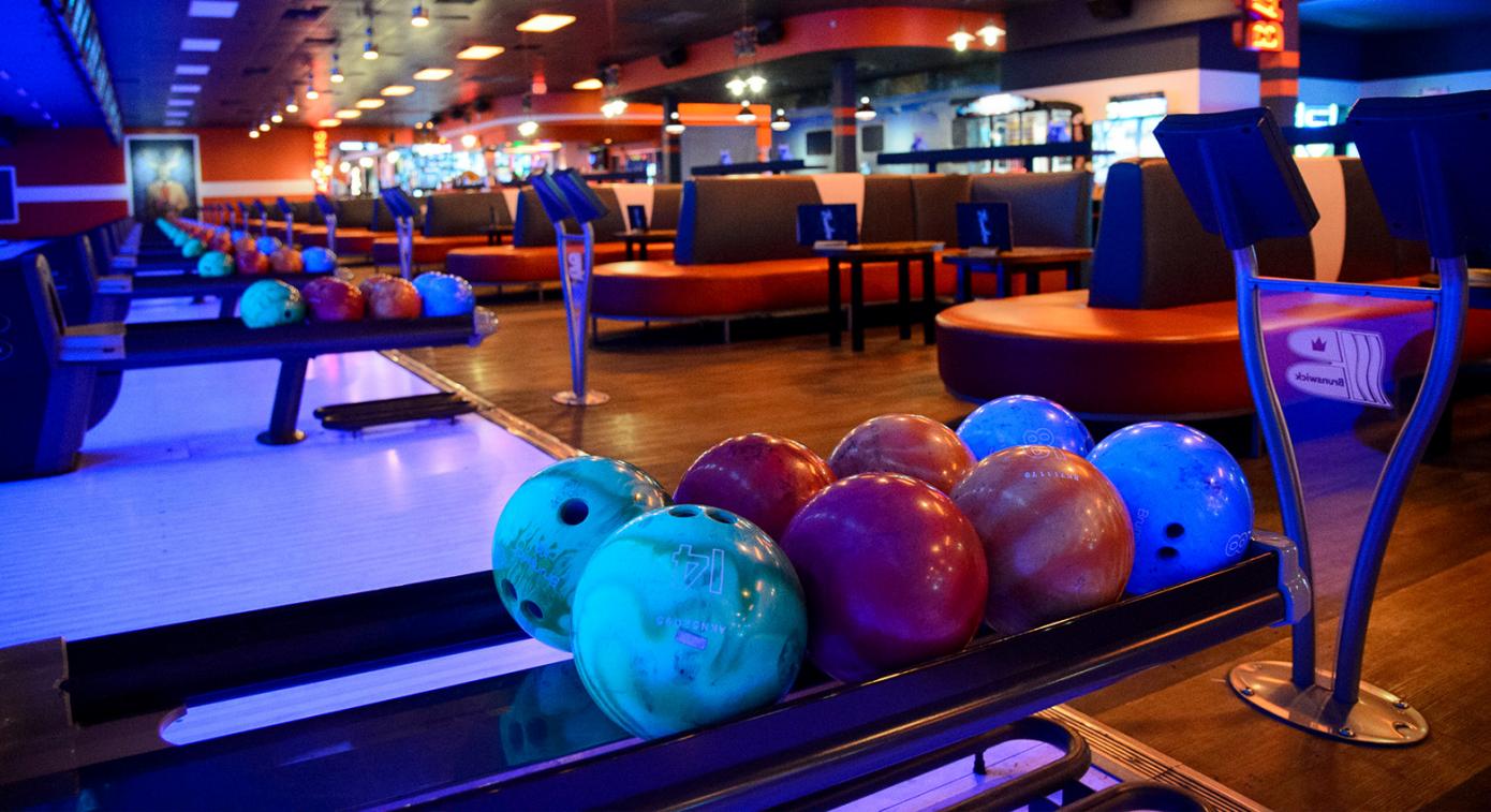 Ball return with bowling balls